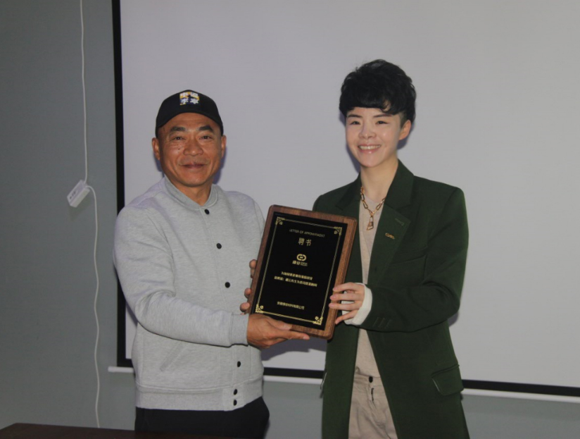 Signing ceremony with Olympic champion-- Lou Yun
